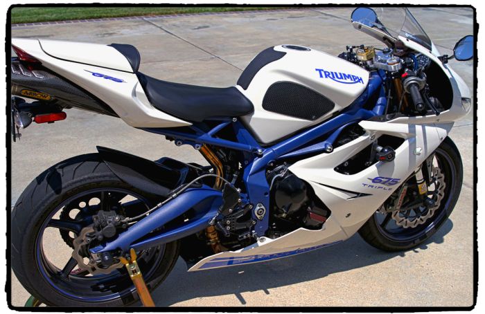 TRIUMPH Daytona 675 ('06-'12) Street Triple ('09-'12) DAVE MOSS DESIGN SnakeSkin Tank Grips: Free Center Tank Protector Included