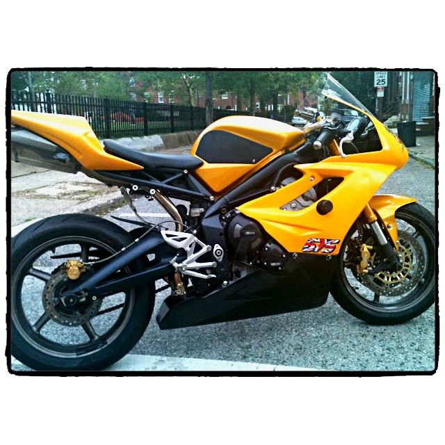 TRIUMPH Daytona 675 ('06-'12) Street Triple ('09-'12) SnakeSkin Tank Grips: Free Center Tank Protector Included