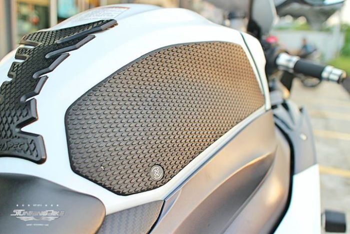 ('09 - '16) SUZUKI GSXR 1000 Snake Skin Tank Grips: Free Center Tank Protector Included