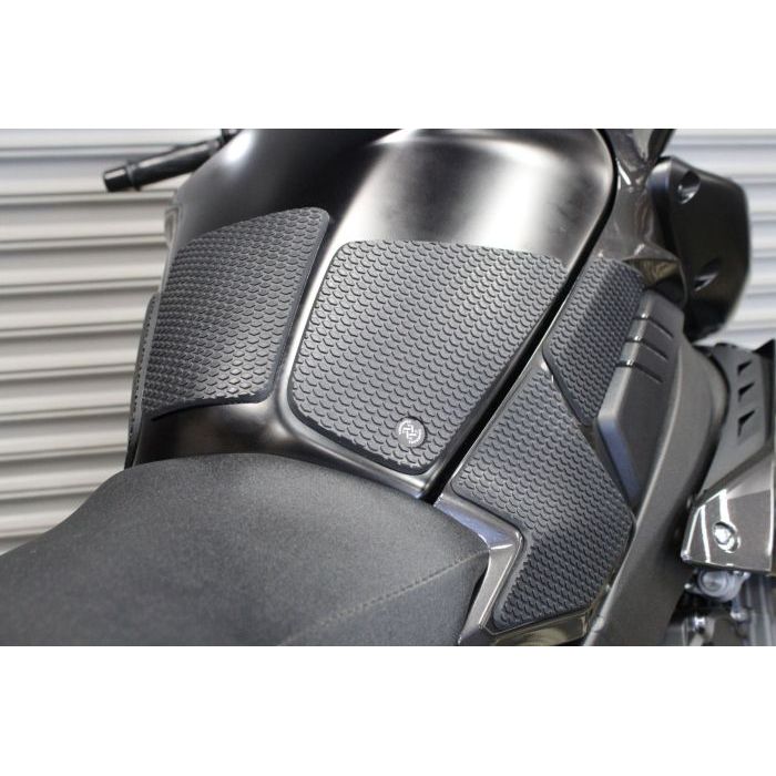 Puños de depósito SnakeSkin para YAMAHA FZ-10/MT-10 ('16-'21): protector de depósito central gratuito incluido