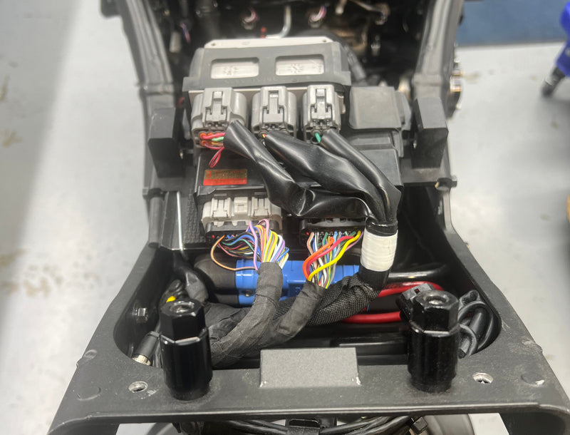 Graves 2024+Kawasaki ZX-6R Seat + Battery + Ecu Mounting Tray